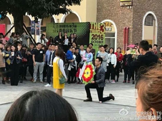 重庆一男子拿花圈求婚现场 女孩 断拒绝