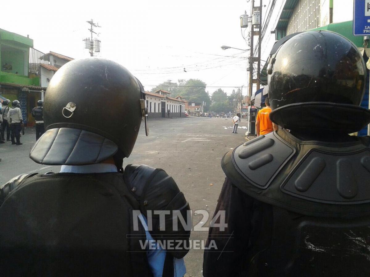 现场惨烈!委内瑞拉抗议者劫巴士碾压警察