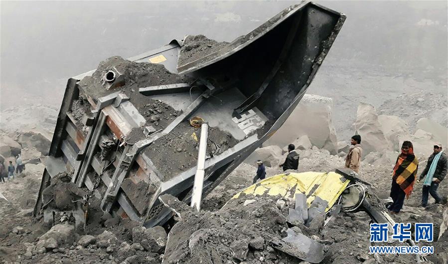 12月30日,在印度戈达地区,人们聚集在煤矿坍塌事故现场.