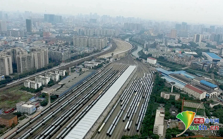 成都铁路局成都车辆段整备完毕的旅客列车整装待发.