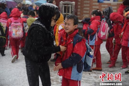 内蒙古实施“推迟上学”:小学生到校时间不得早于8点