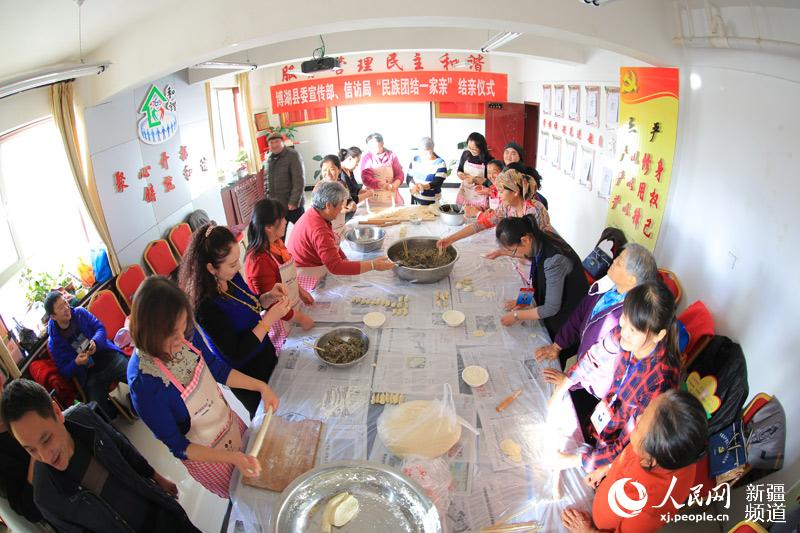 一家人吃团圆饭,一起包饺子.年磊 摄