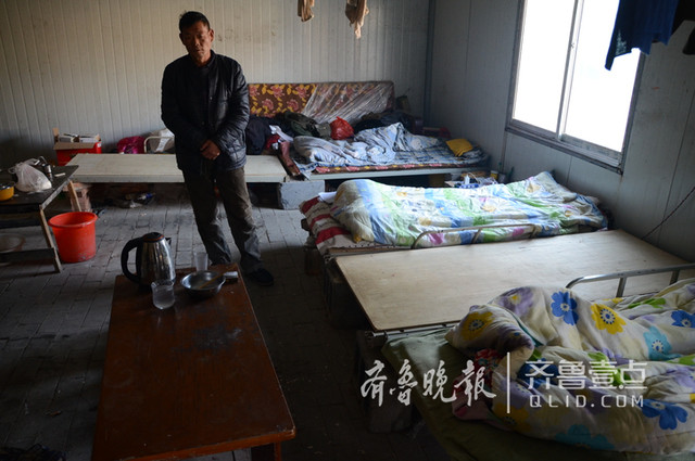 老张和其他工友住在村西一处院子里,这里距离他们干活的工地济青高铁