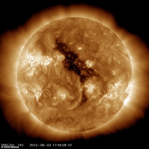 nasa公布最新照片:太阳面带笑容