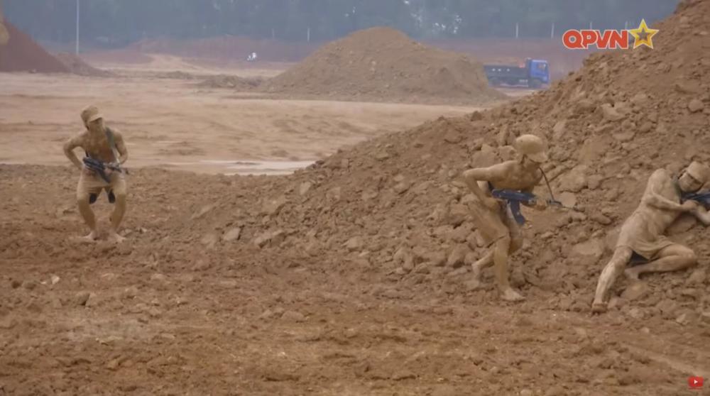 越南特种兵训练浑身涂泥浆隐形