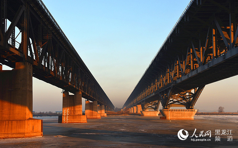 是哈尔滨第三座桥梁(第一是1901年建成的松花江滨州铁路桥,第二是1926