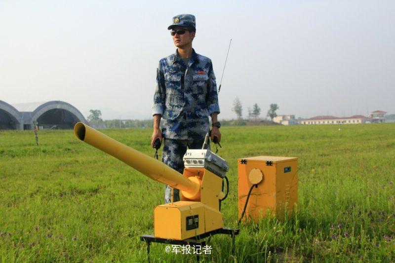 中国空军各类驱鸟"神器"展示