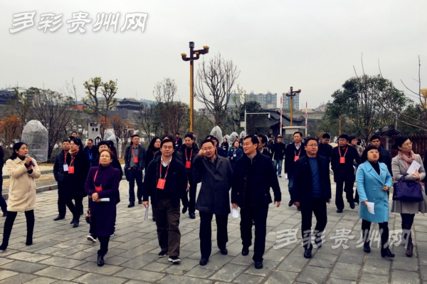12月21日下午,2016贵州文化产业项目观摩组来到第四站——福泉古城