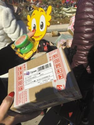 男子街头叫卖淘宝快递包裹:10元一个 拆开傻眼