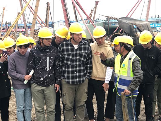建筑工人当讲师 施工现场成大学课堂