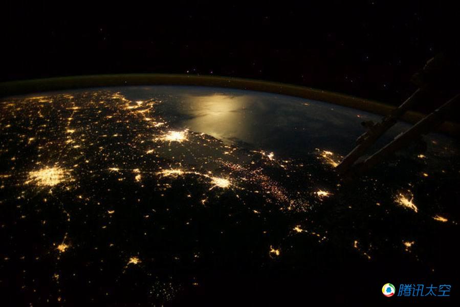 宇航员在国际空间站拍摄地球IMAX电影