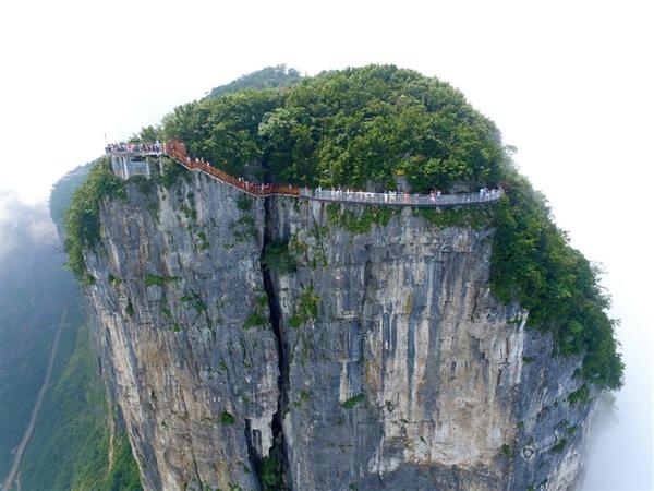 航拍张家界玻璃栈道 绝壁凌空令人头晕目眩