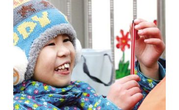 成都体彩志愿者走进社会福利院献爱心