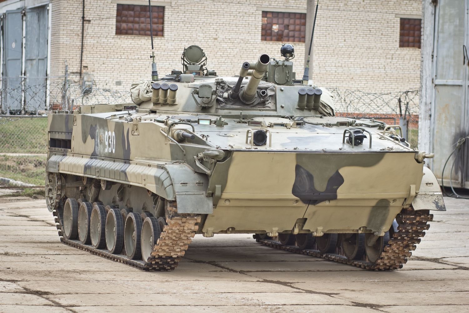 俄罗斯bmp-3步兵战车是俄罗斯第三代履带式步兵战车,80年代初开始研制