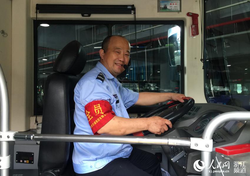 "每当一个市民乘客上车时,全国劳模,杭州公交集团28路公交车司机
