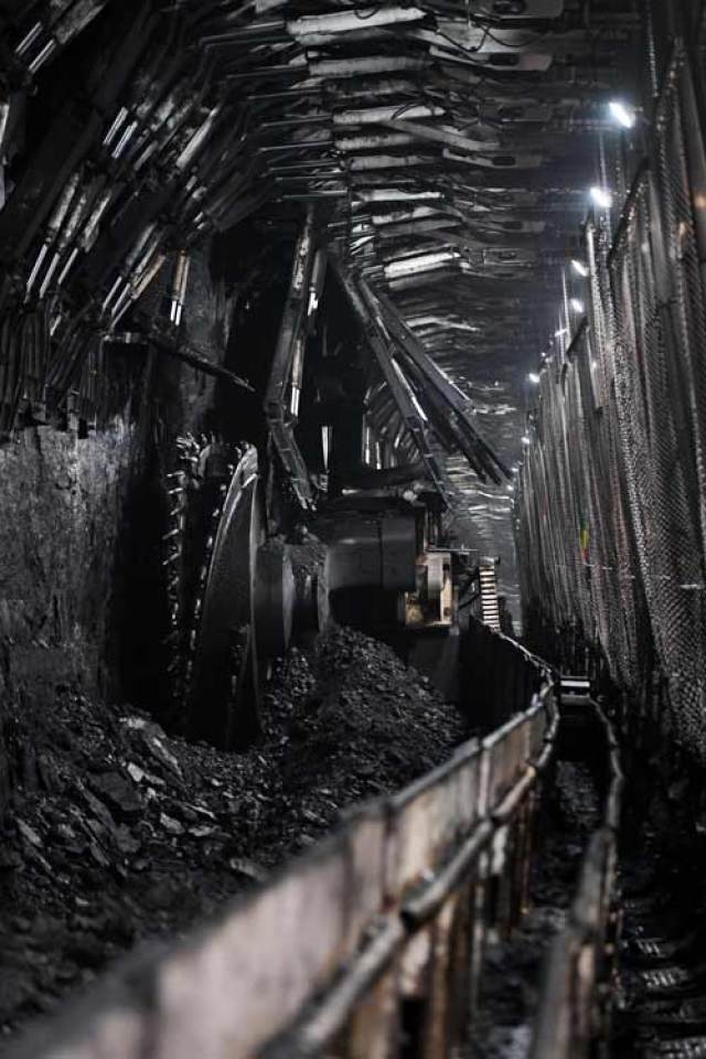 9月18日,一名工人在上湾煤矿内的8.