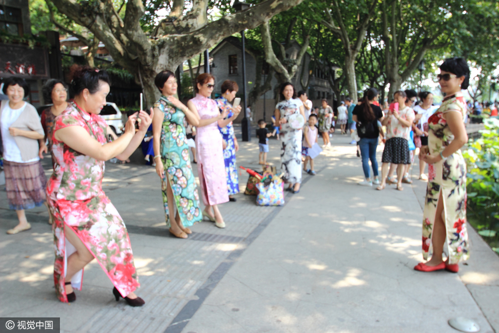 浙江杭州:大妈西湖边秀旗袍迎峰会