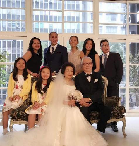 何润东携娇妻拍全家福 母亲穿婚纱出镜