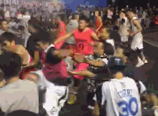 昆明街球场爆发大规模群架 吴悠遭围殴