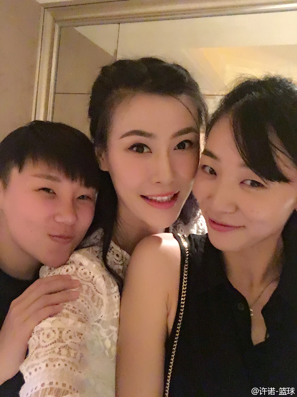 苗立杰茶叶现场美女许诺云集蕾丝裙抢镜美女婚礼图片