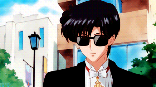 变身夜礼服假面后戴着黑色小礼帽,银色镜框更佳迷人.