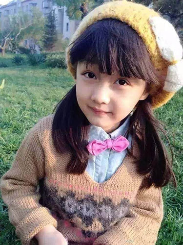 她被称为中国最美女孩,4岁火遍全国,被众位明星抢她做
