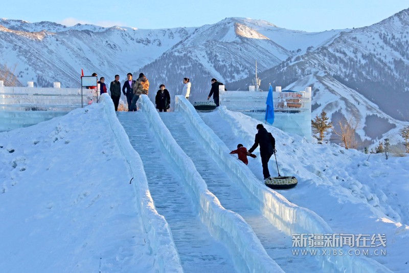 2月24日,游客在新疆巴里坤县蒲类海滑雪场游玩.