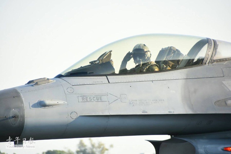 台军出动F-16加强战备训练