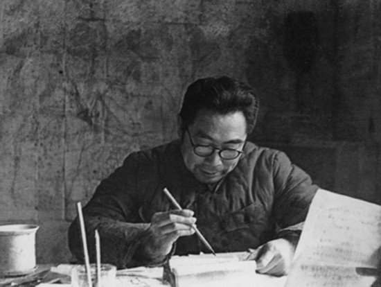 1948年5月，中共中央和中国人民解放军总部从陕北迁到河北省平山县西柏坡。这是周恩来在西柏坡办公室签署作战命令时的留影。 