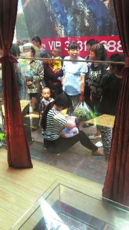 陕西一26岁妈妈街头为被遗弃女婴哺乳