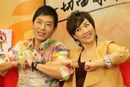 这也是不争的事实 毕竟angela是何炅的干女儿 李静戴军 台湾有 康熙来