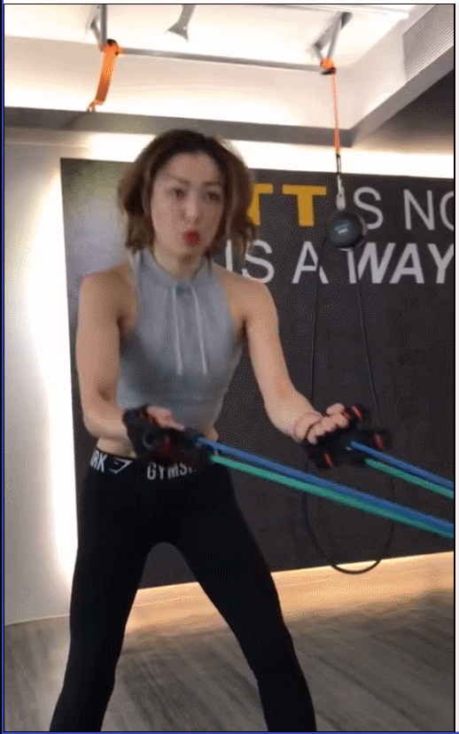 9月28日,郑秀文晒出使用塑形带健身图,图中身穿黑色紧身裤,身材匀称