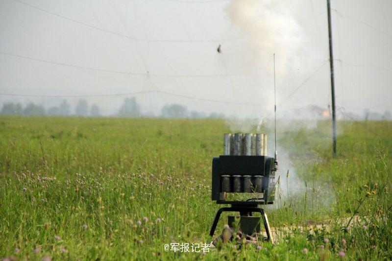 中国空军各类驱鸟"神器"展示