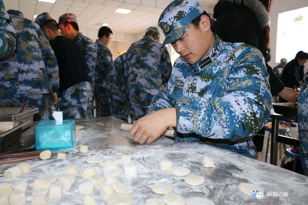 国内新闻 每日微选 正文  为了秀色可餐的年夜盛宴,炊事班筹备了很久