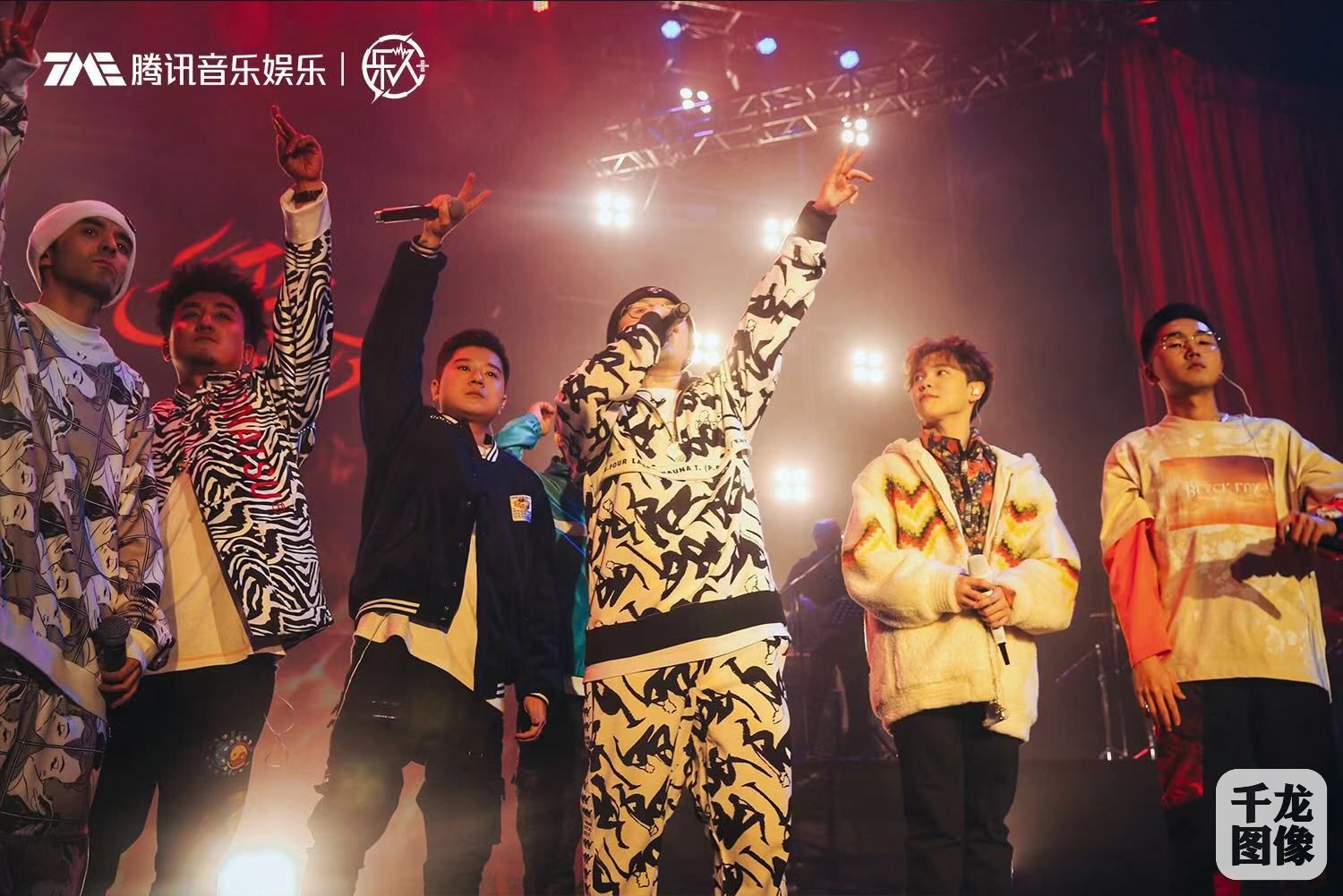 乐人live那吾克热征途演唱会成都站 再现经典《飘向北方》