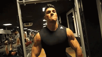 这位96年的小哥成功用健身逆袭成男神.什么水平?