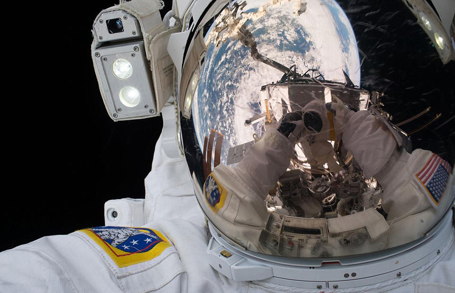 宇航员斯科特·凯利(scott kelly)的第一次太空行走自拍,拍摄于