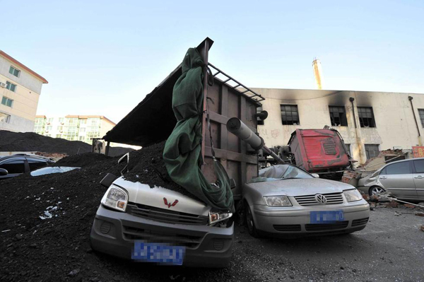 无线新闻 热词 正文 2月4日,辽宁沈阳,某小区锅炉房的运煤卡车侧翻.
