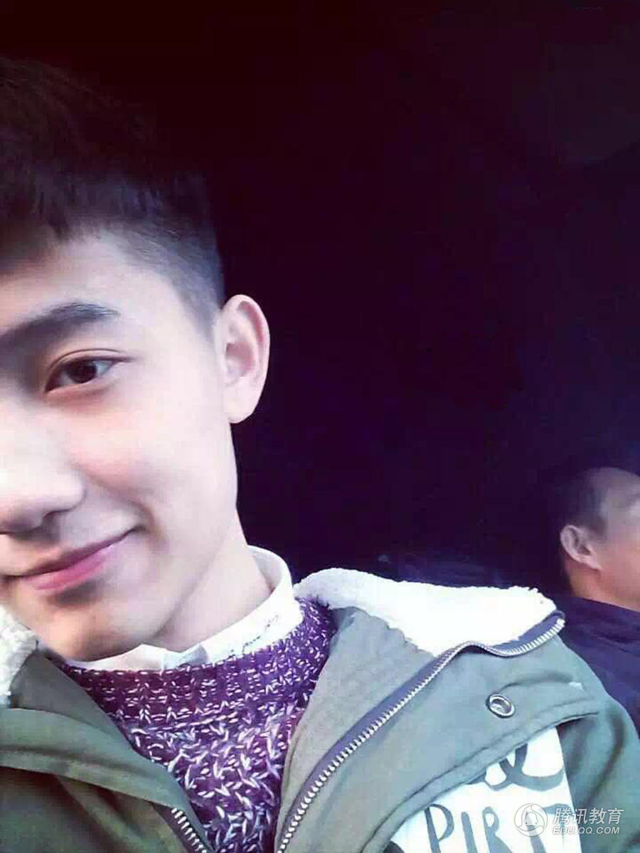 高校男生参加空乘大赛走红 生活照曝光