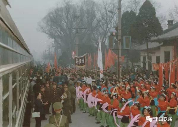 1977年春运,原西安铁路分局在临潼火车站运送解放军,为祖国经济建设