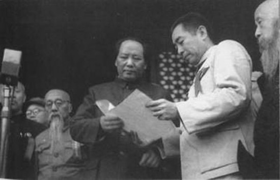 1949年10月1日，周恩来和毛泽东在天安门城楼上。
