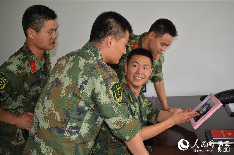 "武警新疆森林总队汽车队中队长张涛自豪地说到.