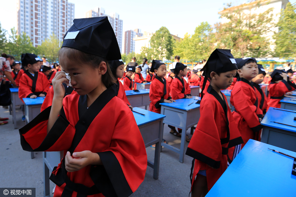 2016年08月31日,河北省邢台市,一场汉服开笔礼仪式在河北邢台市桥西区