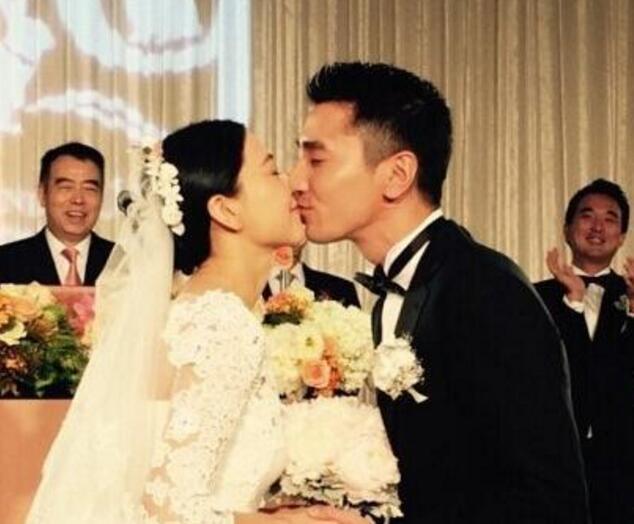 和赵又廷有过吻戏的女星有很多,比如在2009年《痞子英雄》中与隋棠