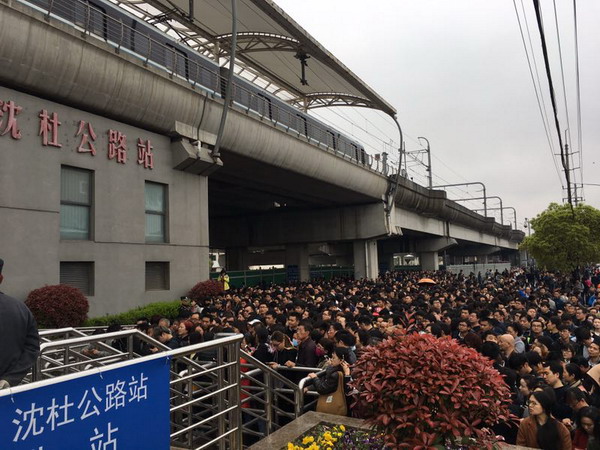 早高峰8号线设备故障致沈杜公路站大排长龙 上海地铁:故障已排除