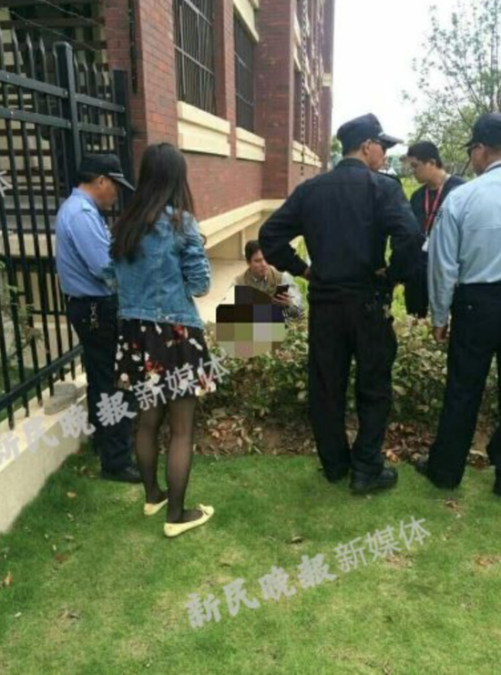 09分左右,浦东新区上海建桥学院一名大二女生不幸从寝室十楼阳台坠落