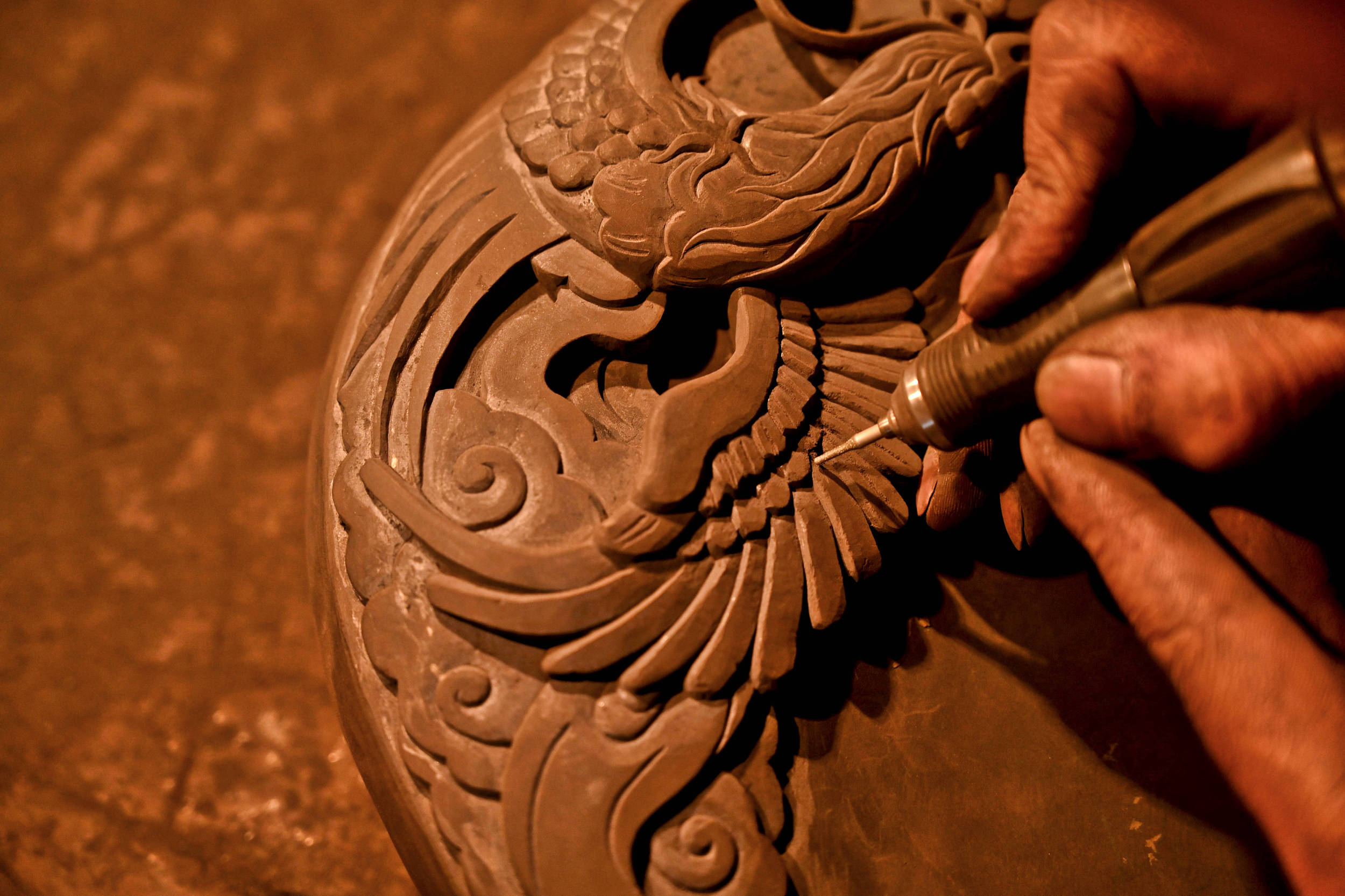 图片故事：贵州23岁小伙传承4千年思州石砚技艺 4年手工打200块砚台--