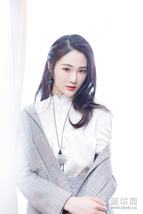 "元气少女"张可盈逆光写真 梦幻轻盈似精灵--体育娱乐
