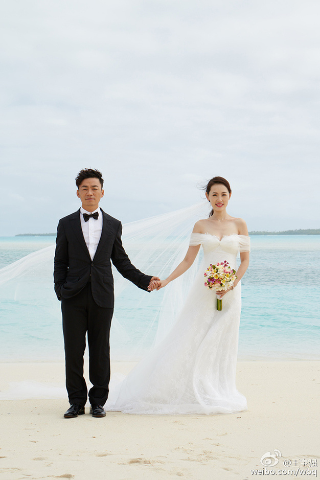 王宝强夫妇海岛拍婚纱照 拥抱牵手显甜蜜