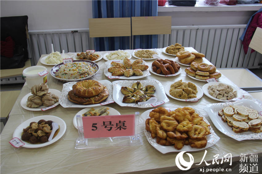 新疆乌拉斯特镇举办哈萨克族传统糕点制作大赛